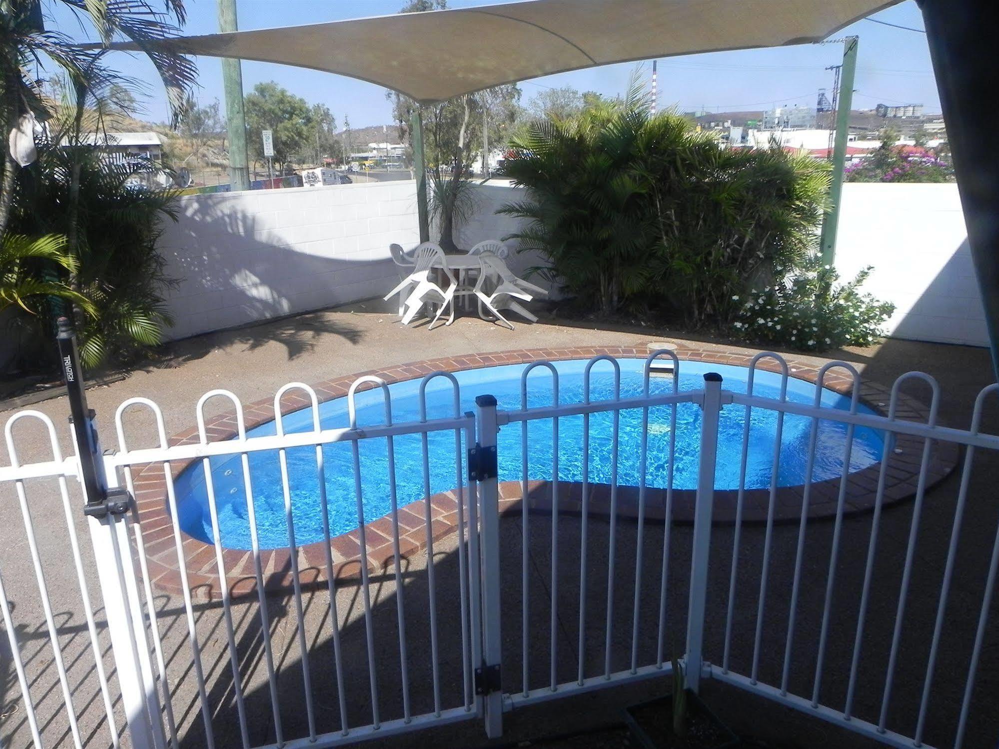 Central Point Motel Маунт-Айза Экстерьер фото